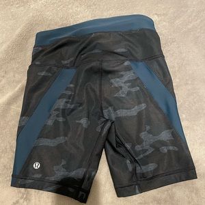 EUC Lululemon Biker Shorts Heathered Texture Camo Oil Slick Blue